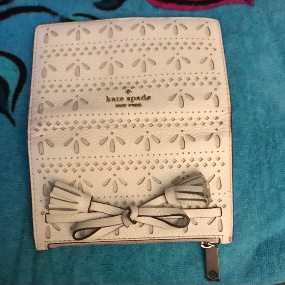 Kate Spade ♠️ fold over/snap white wallet with a bow & tassels - Picture 2 of 12